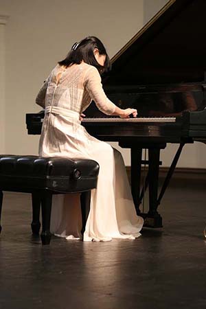 Chenxing Huang in concert