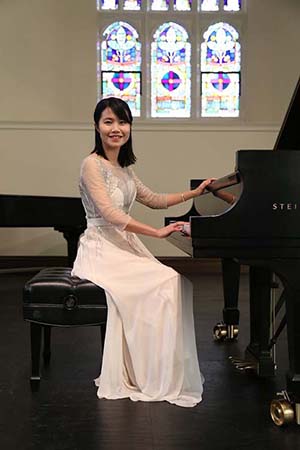 Chenxing Huang in concert